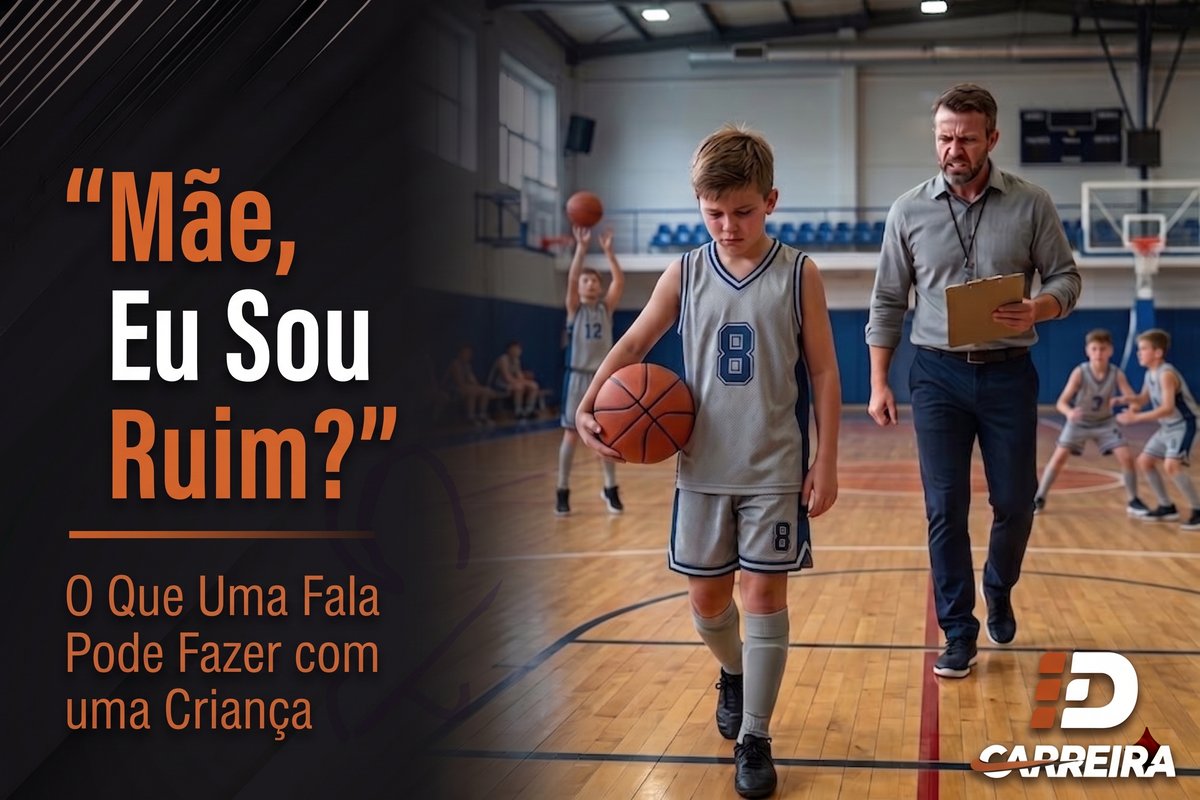 Menino de uniforme de basquete caminhando cabisbaixo em quadra, segurando a bola, com o técnico ao lado observando com prancheta