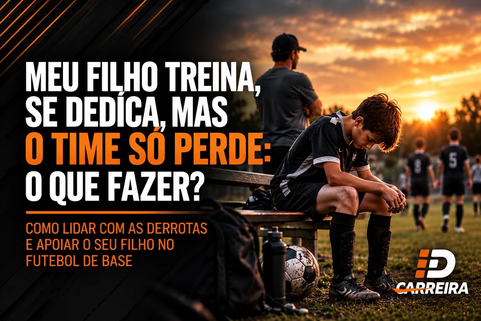 Menino de uniforme preto sentado num banco de campo, de cabeça baixa e cotovelos nos joelhos, ao pôr do sol, com a bola e a mochila ao lado, enquanto o técnico de boné observa o time ao fundo