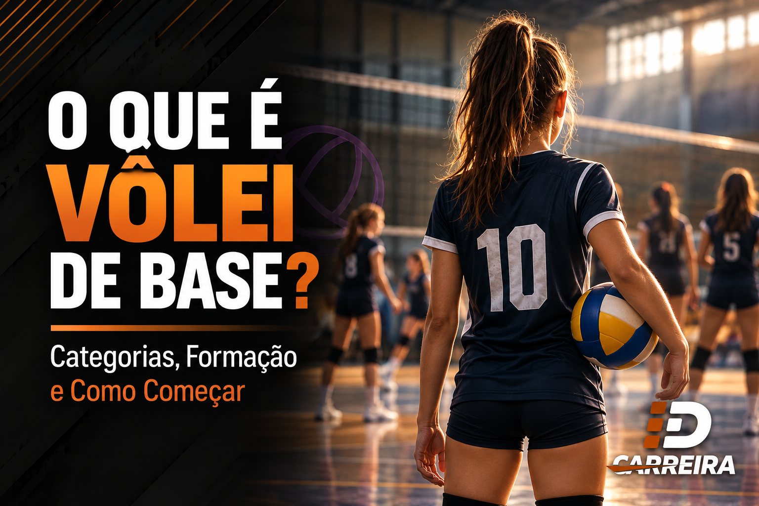 Atleta de vôlei de costas segurando a bola, observando o treino da equipe em quadra de ginásio