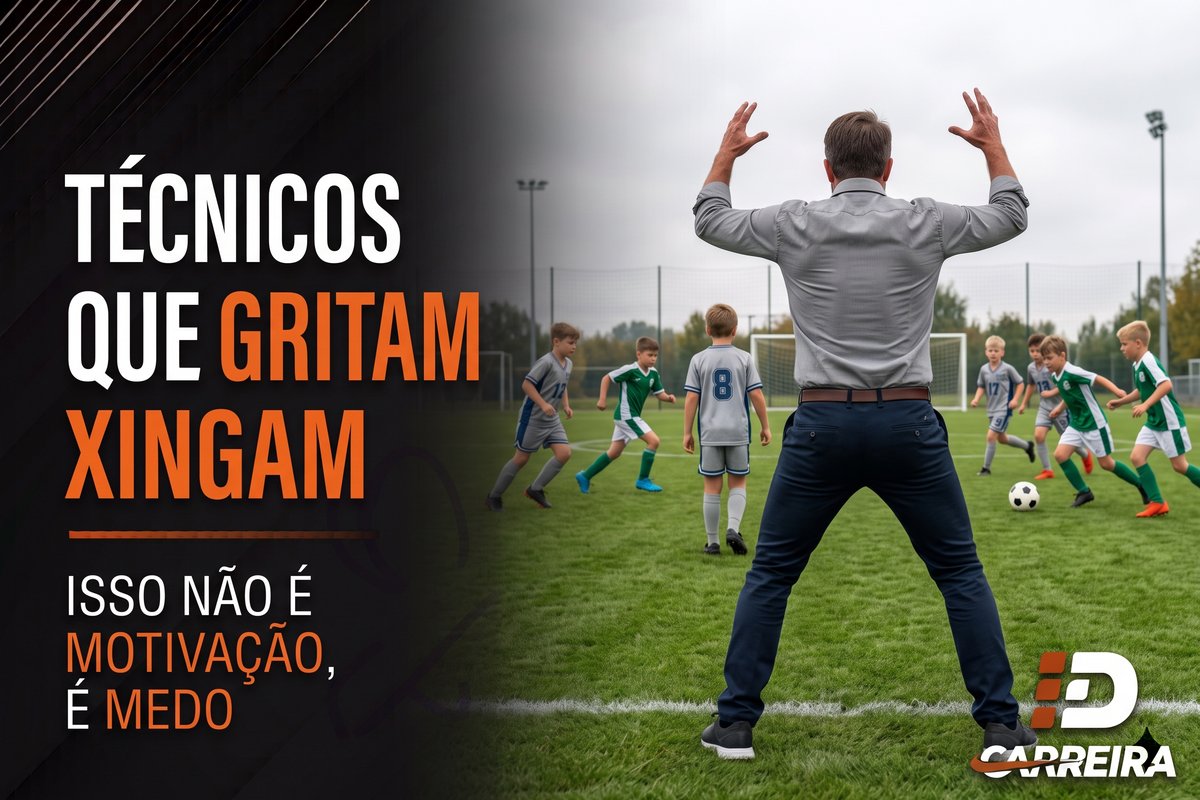 Técnico de costas gritando com os braços erguidos durante um jogo de futebol infantil